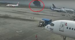 Incidente in pista: aereo sbaglia l'atterraggio e si schianta