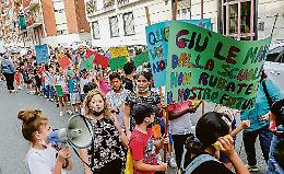Sfilata per la sicurezza, l’appello dei bambini: «Basta furti a scuola»
