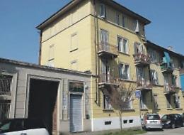 Il condominio è una polveriera: «Mandate via tutti gli abusivi»