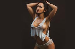 Veste bianca (bagnata) sul "lato a": capolavoro di sensualità