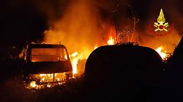 Notte di fuoco: tre incendi. L’incubo piromane in Valle