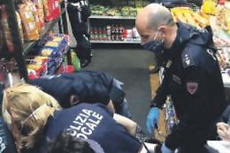 Minimarket, la stretta: pool di vigili in azione, stop all'alcol dalle 21