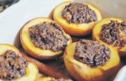 Pesche ripiene e cotte al forno ricche di cioccolato e amaretto