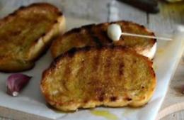 La sòma d’aj, quando il pane si accompagna ad aglio e olio