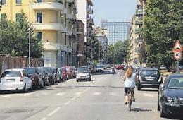 Via Braccini, addio a 150 parcheggi: «Colpa della pista ciclabile inutile»