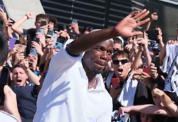 Juve, Pogba al J Medical: bagno di folla per il francese [LE FOTO]