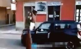 Manate sul cofano dell’auto: africano in ospedale col Tso
