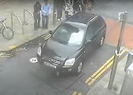 Dissuasori a comparsa: da lì non si passa. Loro però ci provano lo stesso...