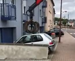 Auto "afferrata" con la gru: servizio rottamazione o...vendetta per un cattivo parcheggio?