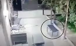 Aiuto, in clinica c'è una barella che si muove da sola!!