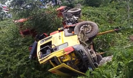 Tragedia a Traversella: camion finisce in una scarpata, morto il conducente [FOTO e VIDEO]