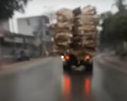 Pericolo in strada: passa un carrettino troppo carico!!