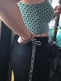 Sul bus con la catena anti-borseggiatori: ecco come viaggiare sicuri