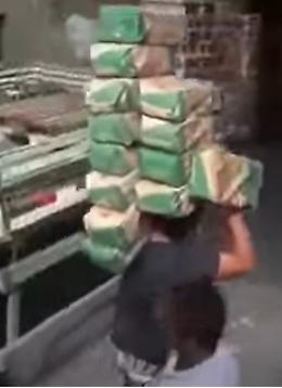 Tredici sacchi di cemento in spalla e via: ma quanto è forzuto il muratore?