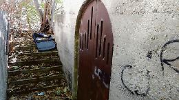 L’ex rifugio antiaereo del Moi in balia di erba alta e degrado