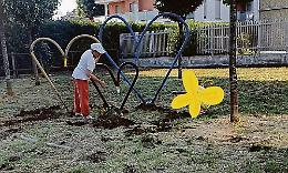 Il giardino vittima di vandali e pusher. I comitati si arrendono: «Siamo soli»