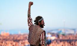 Jovanotti ripulisce le sponde del Po
