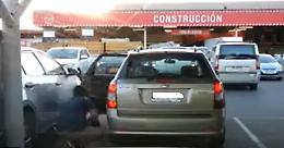 Ladro di gomme in azione: la telecamerina di bordo riprende tutto