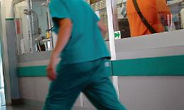 Caos pronto soccorso: «Sette giorni d’attesa su poltrone e barelle»
