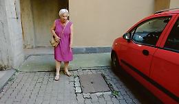 Anziana cade e finisce al Cto: «Da un anno il cortile è a pezzi»