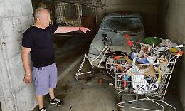 Viaggio nei sotterranei delle case Atc, tra cimiteri di auto, discariche e pusher