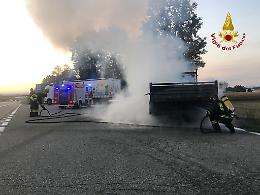 Furgone in fiamme sulla A5, intervengono i vigili del fuoco [FOTO]