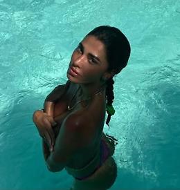 Belen fa il bagno in topless, il web impazzisce