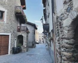 Il paese resta senza negozi. E il Comune riapre il forno