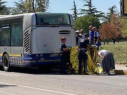 Imprigionato tra le porte dell’autobus: travolto e ucciso disabile 70enne [LE FOTO]