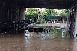 Bomba d’acqua in città: salvate 2 donne in auto e crolli al Santa Croce