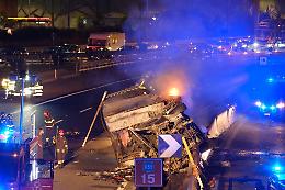 Incidente in tangenziale a Stupinigi: camion si ribalta e prende fuoco, muore conducente [LE FOTO]