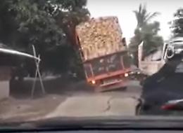 Carico troppo pesante, il camion si ribalta