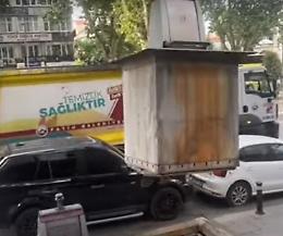 Ha due auto parcheggiate davanti: la difficile manovra dell'addetto alle campane di vetro