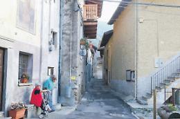 Massacrati nel giardino a colpi di badile in testa dai ladri sorpresi in casa