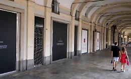 Serrande giù in centro: nel “salotto buono” i negozi non riaprono