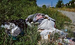 Al cimitero è allarme discariche: i rifiuti alle spalle delle tombe