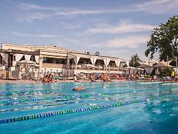 Ferragosto con “tuffo”: il Pool Party conquista l’estate di “chi resta”