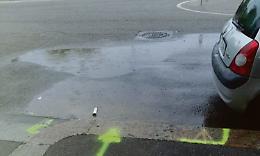 Strada allagata per il tubo rotto: «Smat è arrivata dopo 5 giorni»