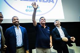 Calenda a Torino, lancia il Terzo Polo e attacca Letta: "Lo stimo ma le sue proposte sono sbagliate" [LE FOTO]