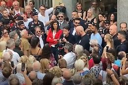 Bagno di folla per Conte in via Vibo: "Votate giusto, noi manteniamo gli impegni" [VIDEO]
