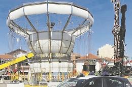 Sbalzata dalla giostra in piazza, ferita dopo un volo di 15 metri