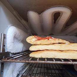 Vermi nel panino e alimenti mal conservati: denunciato il titolare di una panetteria [LE FOTO]