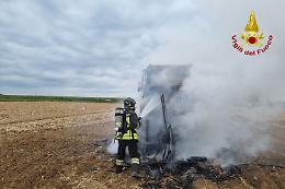 Imballatrice in fiamme a Carmagnola, intervengono i vigili del fuoco
