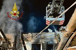 Incendio distrugge una casa, intossicati un anziano e il figlio