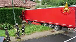 Avigliana, tir sfonda muro di recinzione e finisce nel giardino di un'abitazione [FOTO e VIDEO]