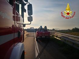 Paura sul raccordo Ivrea-Santhià: furgone si ribalta, ferito il conducente [LE FOTO]