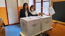 Torino, l'ex sindaca Chiara Appendino ha votato [LE FOTO]