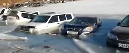 Le auto sprofondano nel lago ghiacciato