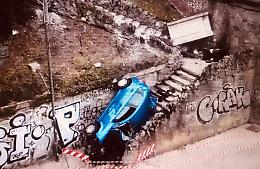 Auto vola giù dal ponte Isabella e precipita lungo la scalinata. Feriti due giovani [LE FOTO]