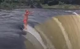 Un tuffo coraggioso dal ciglio della cascata